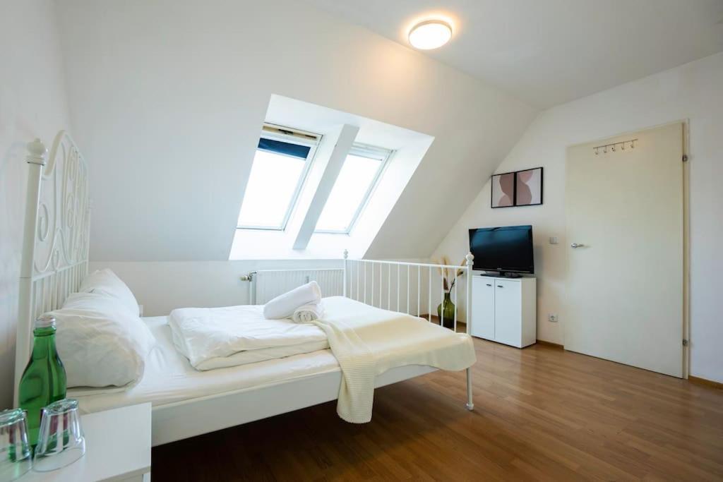 Stylish 2 Floor Penthouse • 15 Min To City Center Wien Eksteriør billede