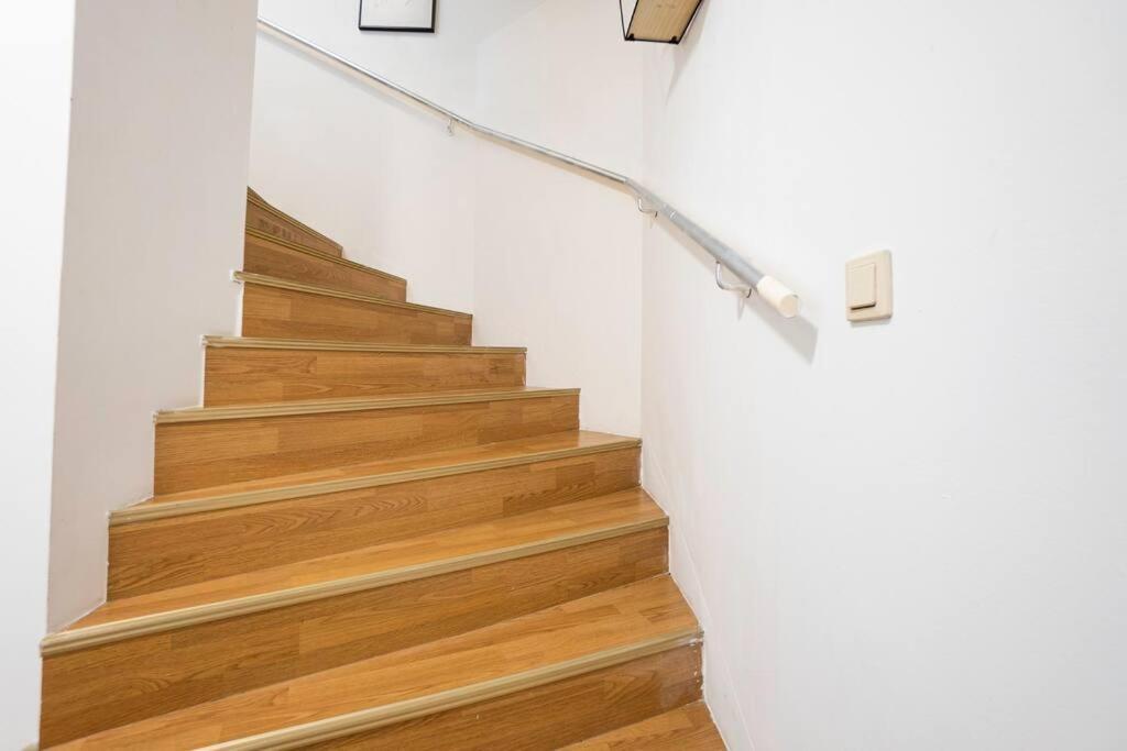 Stylish 2 Floor Penthouse • 15 Min To City Center Wien Eksteriør billede